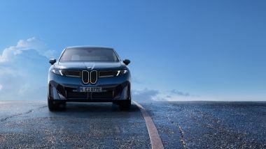 BMW iX3: design innovativo ma con ispirazioni dal passato come il doppio rene verticale
