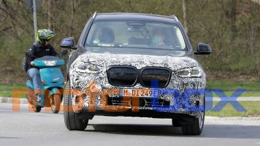 BMW iX3 facelift: visuale frontale