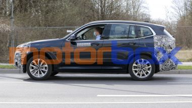 BMW iX3 facelift: visuale laterale
