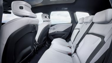 BMW iX3: il divanetto posteriore con tessuti e pellami in materiale riciclato