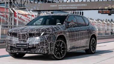 BMW iX3 LWB: i prototipi mimetizzati con maniglie incassate per le normative cinesi