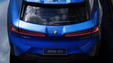 BMW iX3 LWB: la versione a passo lungo mostra i loghi in cinese sul portellone