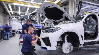BMW iX5 Hydrogen: il montaggio del paraurti anteriore