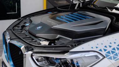 BMW iX5 Hydrogen: il motore elettrico da 402 CV alimentato da fuel cell e batteria