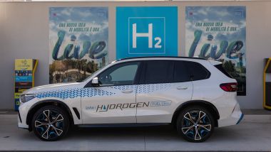 BMW iX5 Hydrogen: il prototipo del Suv H2 in una pausa della prova su strada