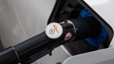 BMW iX5 Hydrogen: la pistola per l'erogazione di H2