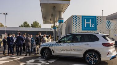 BMW iX5 Hydrogen: la prova su strada del SUV fuel cell
