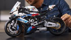 Lego Technic e BMW Motorrad: ecco la M 1000 RR in scala 1:5