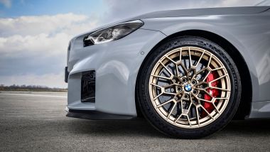 BMW M2 CS 2025: cerchi dedicati color oro