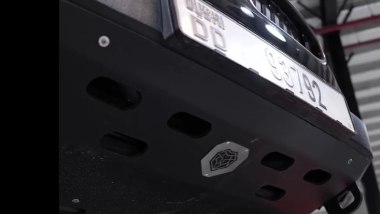 BMW M240i Zeus Offroad: dettaglio della piastra paramotore griffata dal tuner di Dubai