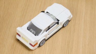 BMW M3 E30 Lego: un prototipo del modellino ancora bianco, che uscirà ad agosto