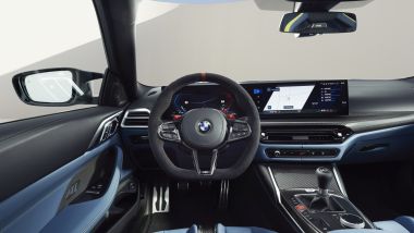 BMW M4 2024: la corona del volante può essere ora in Alcantara