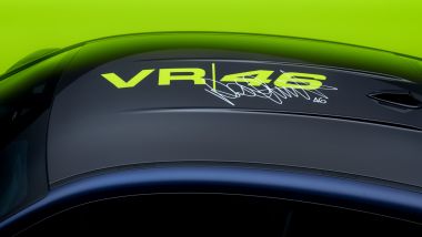 BMW M4 CS Edition VR46: dettaglio del tetto in fibra di carbonio con logo e firma di Valentino Rossi