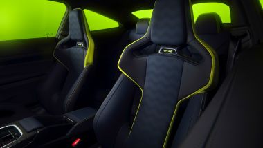 BMW M4 CS Edition VR46: i sedili sportivi in Alcantara con accenti giallo fluo