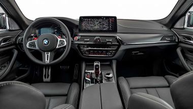 BMW M5 2021: abitacolo rinnovato e infotainment di ultima generazione