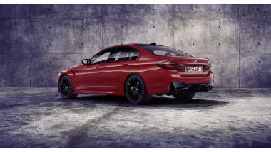 BMW M5 2021: una vista di 4/3 posteriore