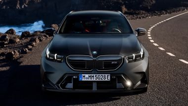 BMW M5 Touring 2025, il frontale