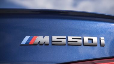BMW M550i xDrive più lenta di X5 M50i? Strano...