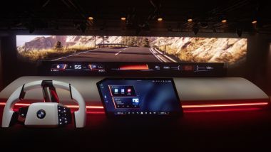 BMW Panoramic iDrive: l'head-up display alla base del parabrezza e il touchscreen più in basso