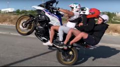 BMW R 1250 GS: in impennata in 4 nel video YouTube