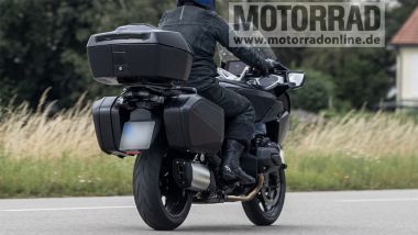 BMW R 1300 RT 2025: radar posteriore, aerodinamica adattiva, nuovo TFT