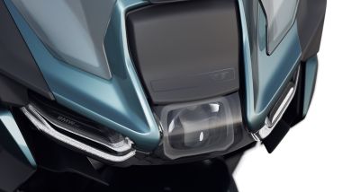 BMW R 1300 RT 2026, il nuovo frontale lascia ampio spazio al radar e alle sue funzionalità. Nuovi i fari a LED