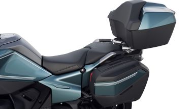 BMW R 1300 RT 2026, il top case può avere anche lo schienale riscaldabile
