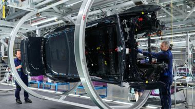 BMW: rinnovo completo della fabbrica di Monaco con robot e AI ma resta il supporto umano