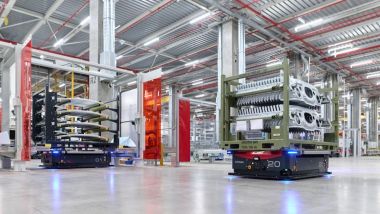 BMW: robot semoventi per il trasporto dei lamierati nel sito produttivo bavarese