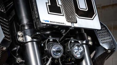 BMW S 1000 XR ''STR10'': i fari sotto la tabella portanumero