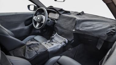 BMW Serie 4 Coupé 2020: gli interni, ancora parzialmente camuffati