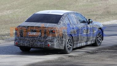 BMW Serie 5 Neue Klasse: le foto spia della berlina mimetizzata