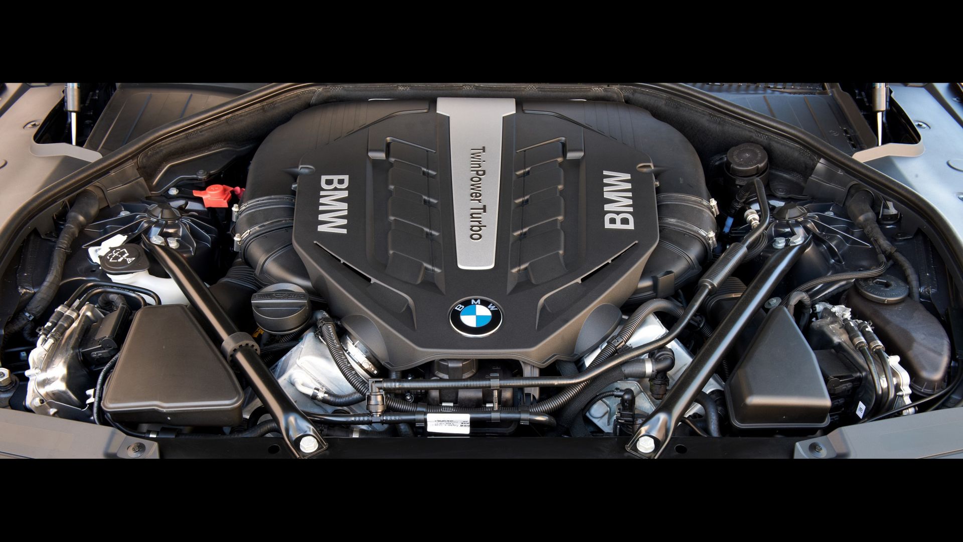 Двигатель бмв 750. 750 BMW мотор. Мотор BMW f02 750. BMW 7 ДВС. BMW 750 li двигатель.