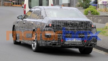 BMW Serie 7 2022: visuale di 3/4 posteriore