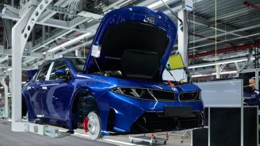 BMW: una i3 durante le fasi di produzione della berlina elettrica nello stabilimento tedesco