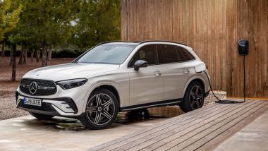 BMW vs Mercedes-Benz: il SUV compatto GLC plug-in hybrid di Mercedes