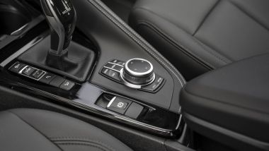 BMW X1, la leva del cambio automatico e comandi sulla console centrale