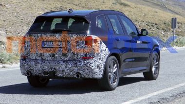 BMW X3 2021 plug-in: visuale di 3/4 posteriore