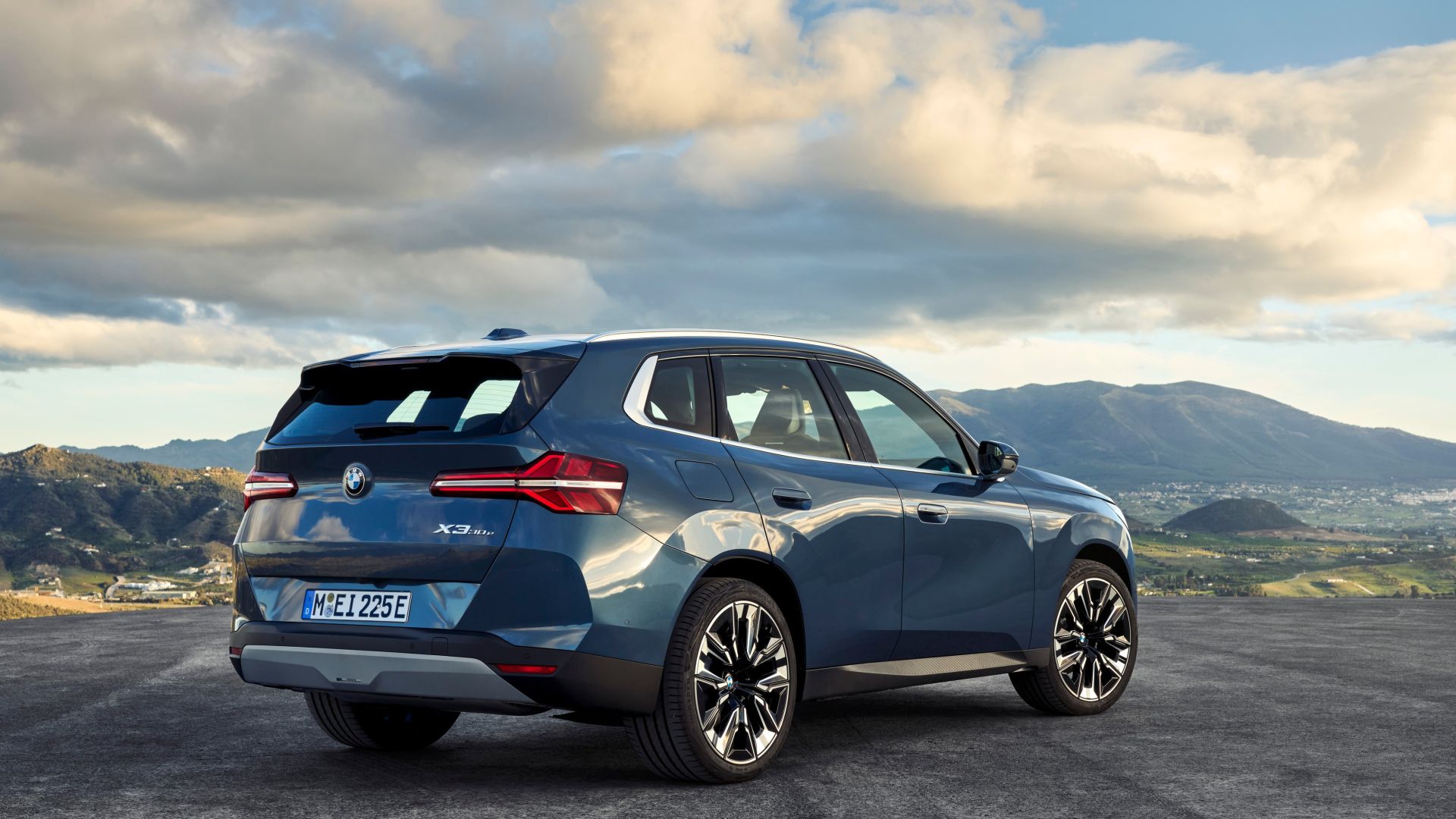 Nuova BMW X3 2025: foto, caratteristiche, motori