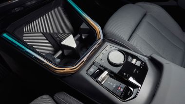 BMW X3 2025, comandi nella console centrale