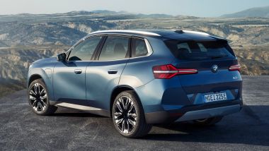 BMW X3 2025 gioca con la tridimensionalità delle lamiere