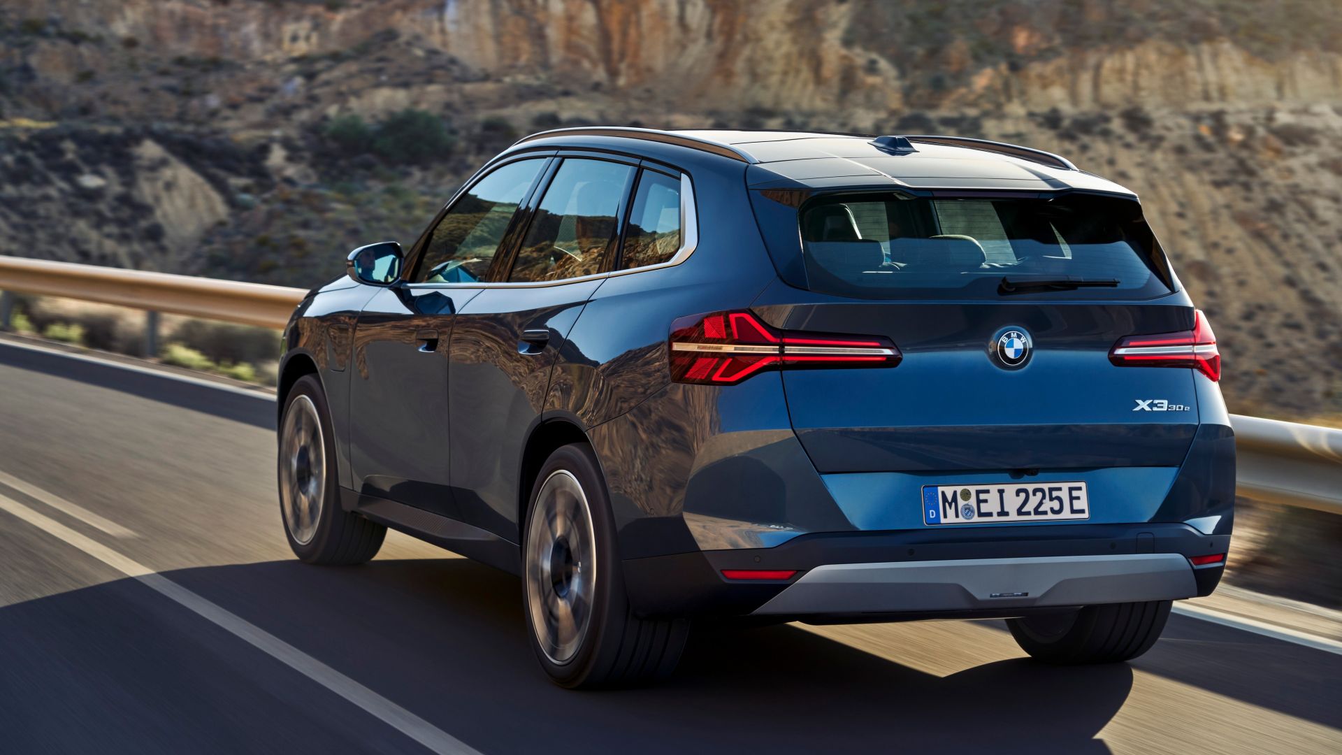 Nuova BMW X3 2025: foto, caratteristiche, motori