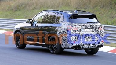 BMW X3 M 2021: visuale di 3/4 posteriore