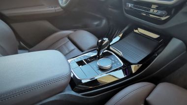 BMW X3 xDrive20d Msport, la console centrale con la rotella dell'iDrive