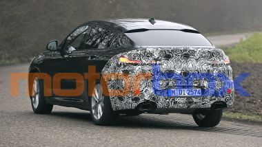 BMW X4 2021: visuale di 3/4 posteriore