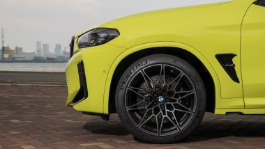 BMW X4 M Competition 2022: i cerchi in lega da 20