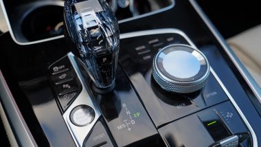 BMW X5: comandi vocali o tramite manopolone