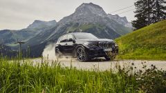 BMW X5xDrive45e plug-in più autonomia per il SUV ibrido