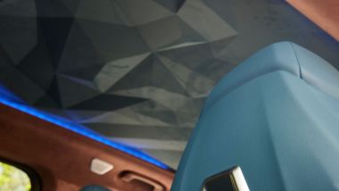 BMW XM, la decorazione geometrica del cielo del padiglione, con 100 luci LED