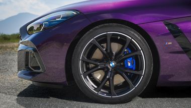 BMW Z4 2023: le ruote da 19'' con le pinze dei freni blu